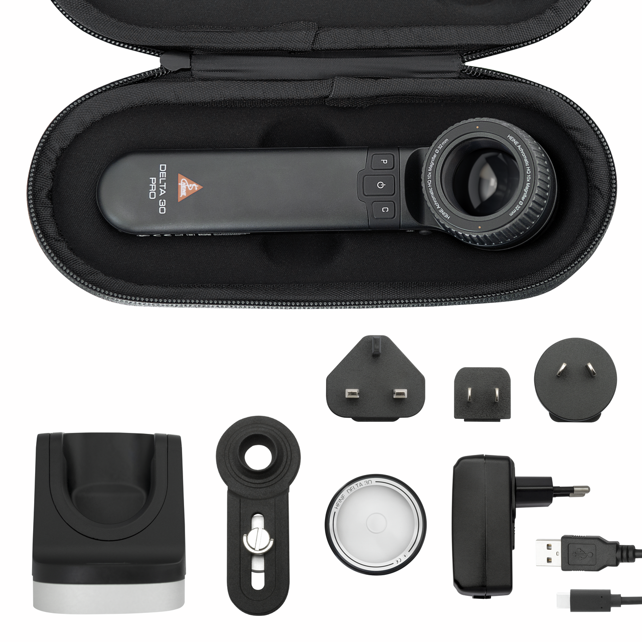 Das Bild zeigt das HEINE DELTA 30 PRO Dermatoskop in einem schützenden Etui. Es ist mit Zubehör wie Ladegerät, USB-Kabel und verschiedenen Aufsätzen ausgestattet. Ideal für präzise Hautuntersuchungen.